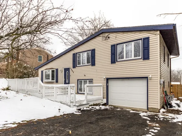 5622 Walden Dr, Lake View, NY 14085