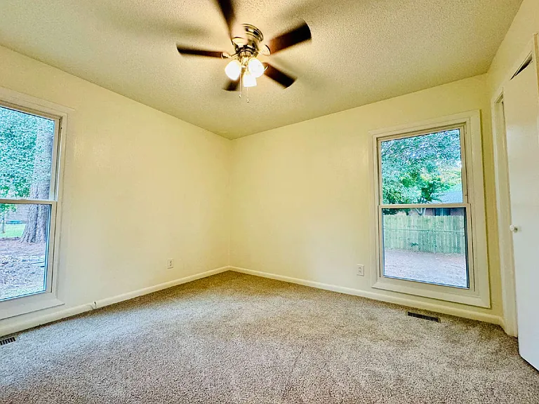 1009 Louisburg Pl — Photo 18