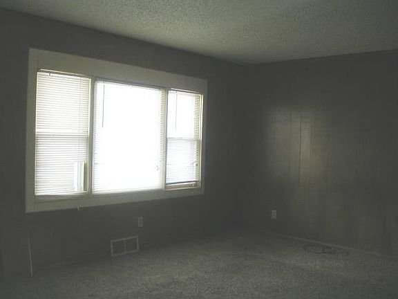 3rd image of 11525 Belmont Ave