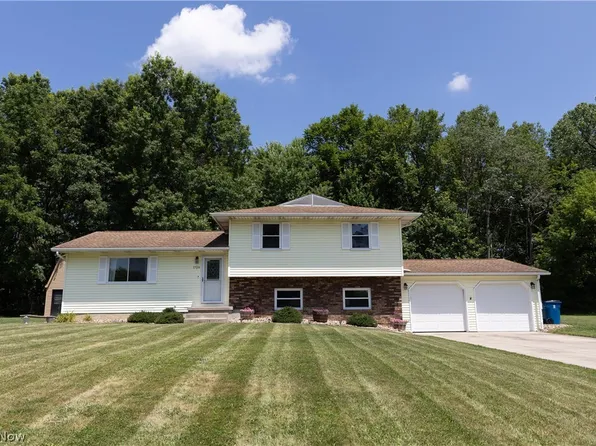 1729 Rosalyn Dr, Mineral Ridge, OH 44440
