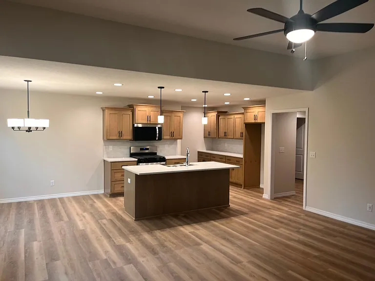 652 W Brook Hollow Dr — Photo 2