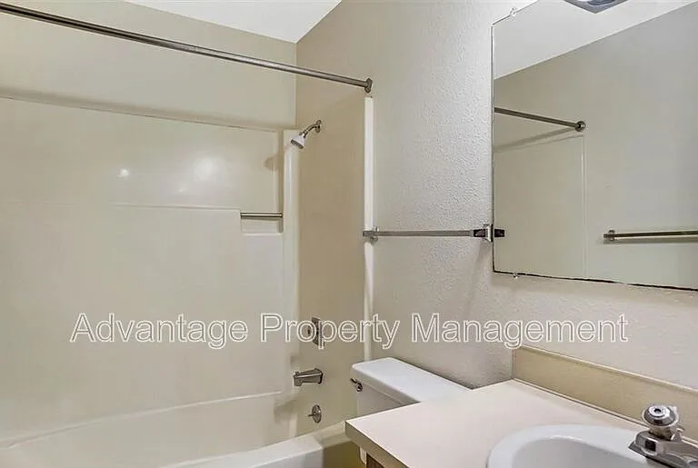 1445 NW Division St #6 — Photo 2