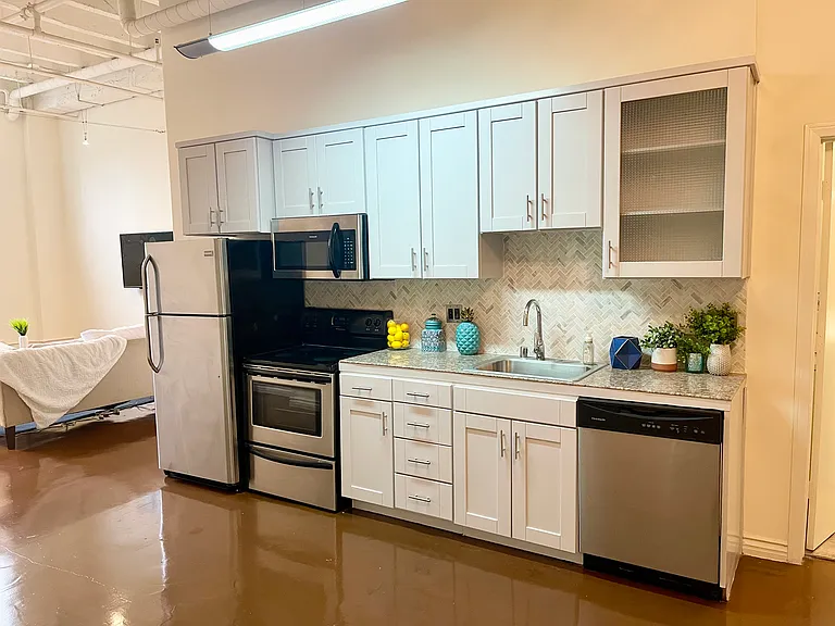 312 W 5th St #201 — Photo 10