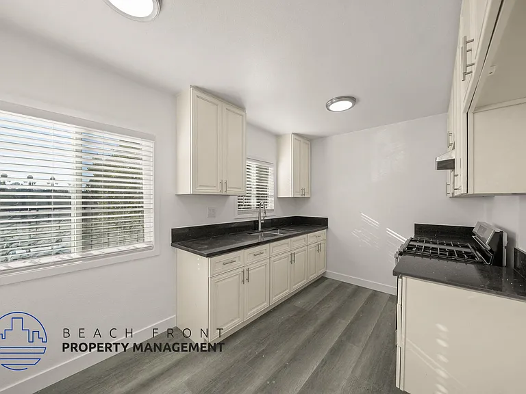 249-251 W Pomona Blvd — Photo 9