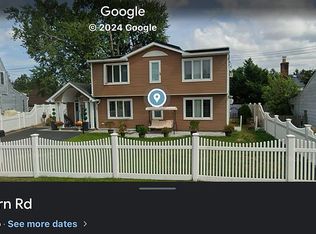 20 Lantern Rd, Hicksville, NY 11801