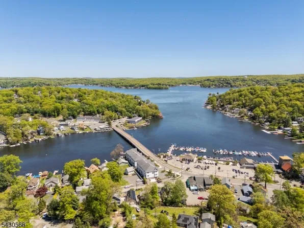7 Riggs Ave, Hopatcong Boro, NJ 07843