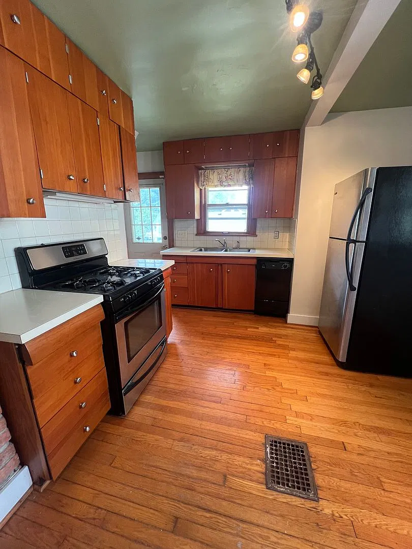 Charming Brookside Bungalow close to all the fun! 2bed/1bath home. — Photo 4