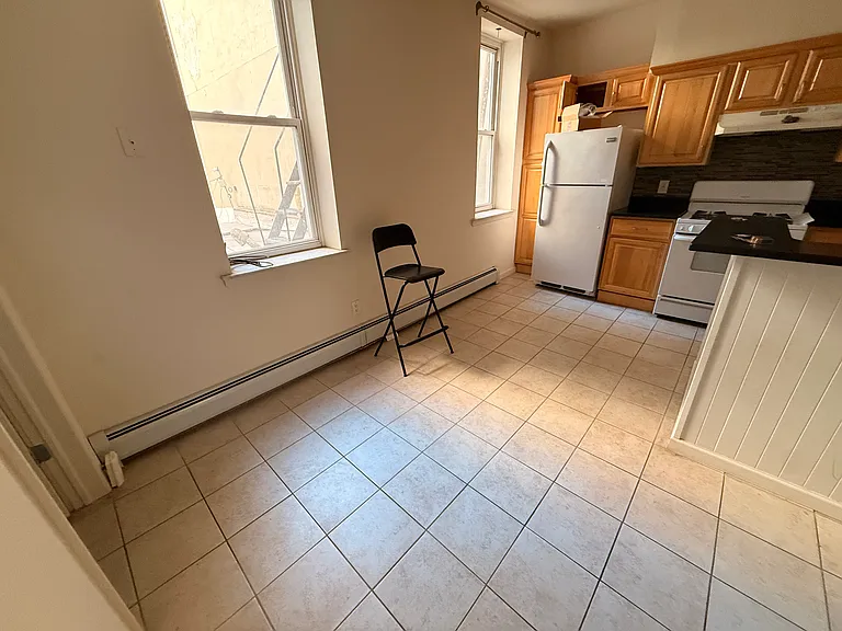 41 Montgomery St #2 — Photo 3