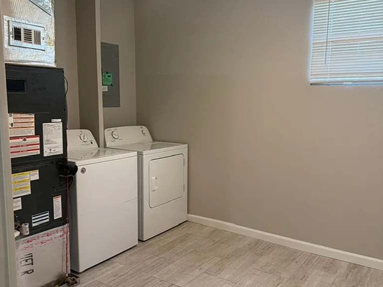 758 Parklawn Ct — Photo 6