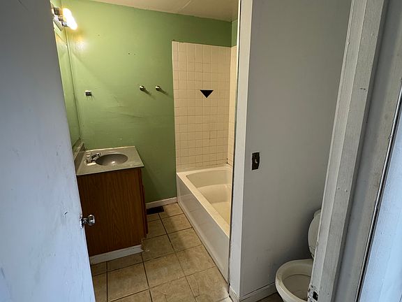 3rd image of 909 W Broadway St #1