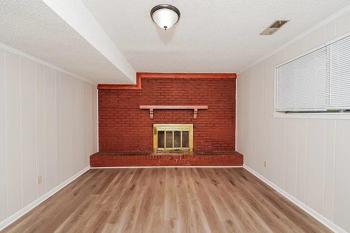 611 Ashwood Ln — Photo 2