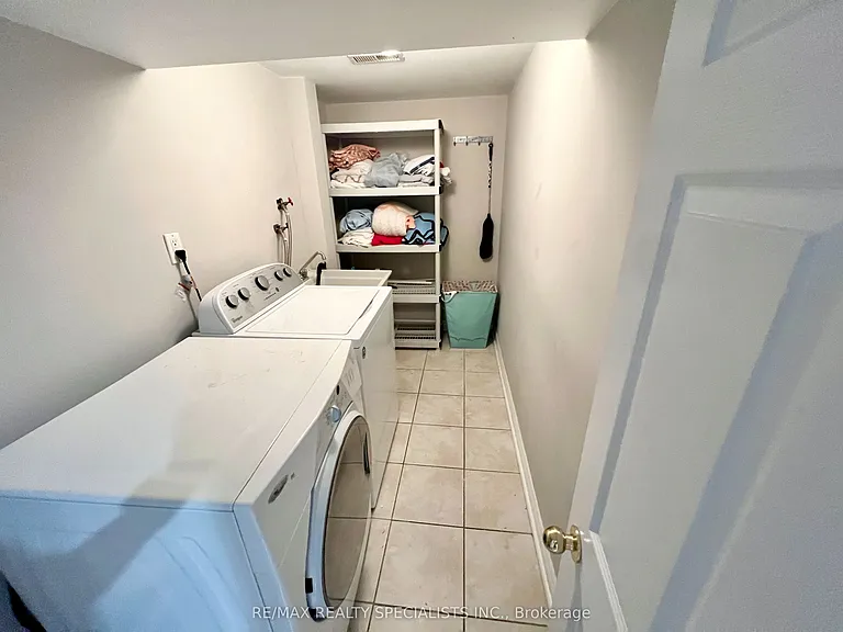 1763 Sandgate Cres #LOWER — Photo 13
