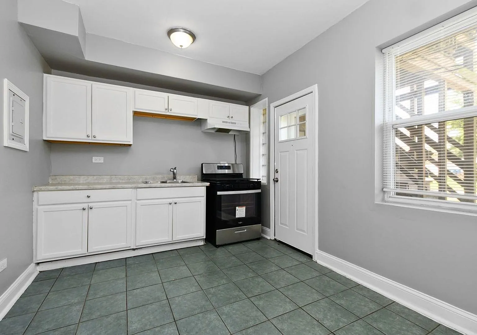 102-108 Memorial Dr — Photo 4