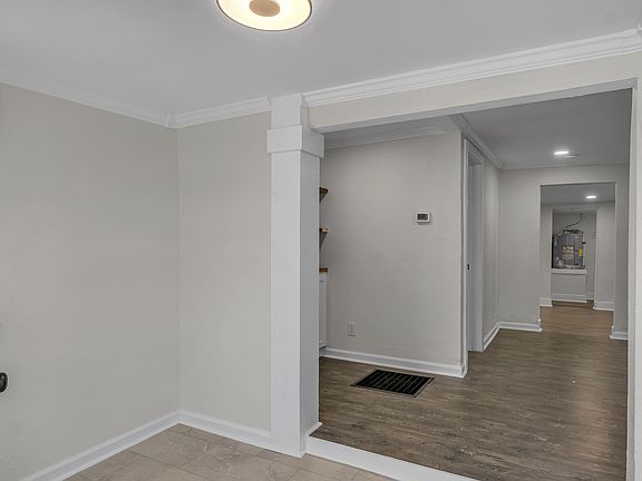 4th image of 403 Carpenter St