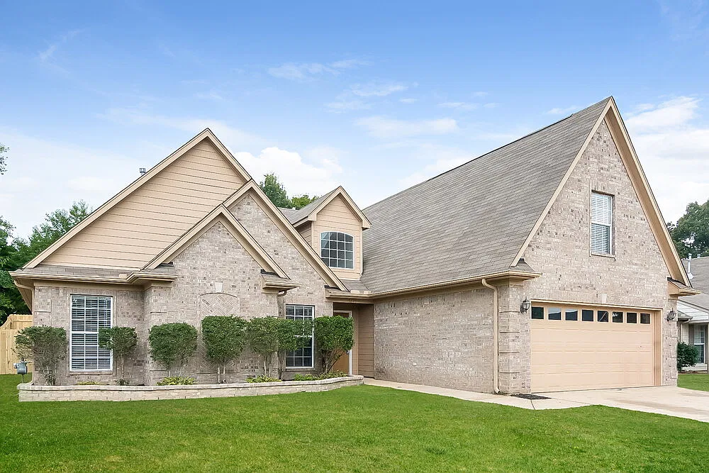4 bed, 2.0 bath, 2077 sqft, $2,145 — Photo 1