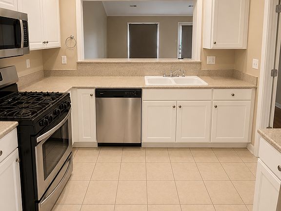 4th image of 9901 Woodland Bend Dr
