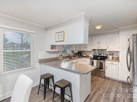 5th image of 905 Tait St