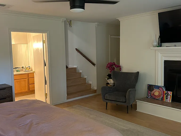 211 E 33rd Pl — Photo 10