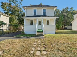 18 Lockwood Rd, Bay Shore, NY 11706