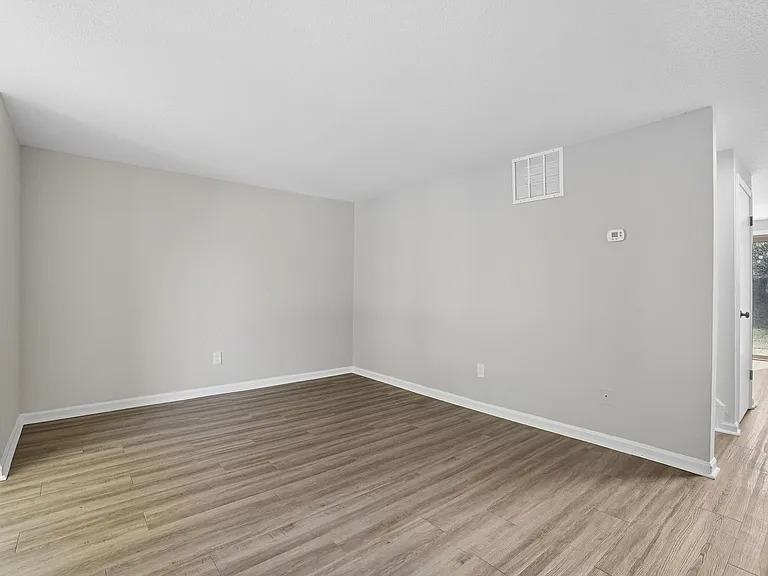 Coventry Court Townhomes — Photo 8