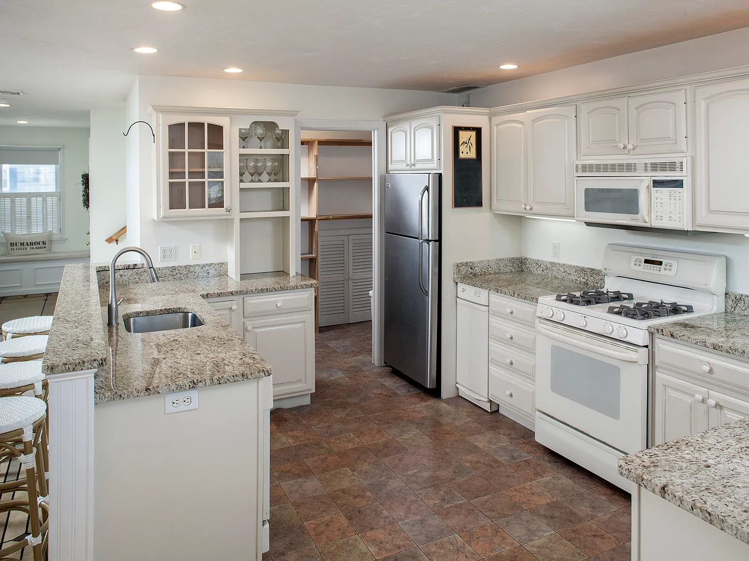 4 bed, 2400 sqft, $3,500 — Photo 2
