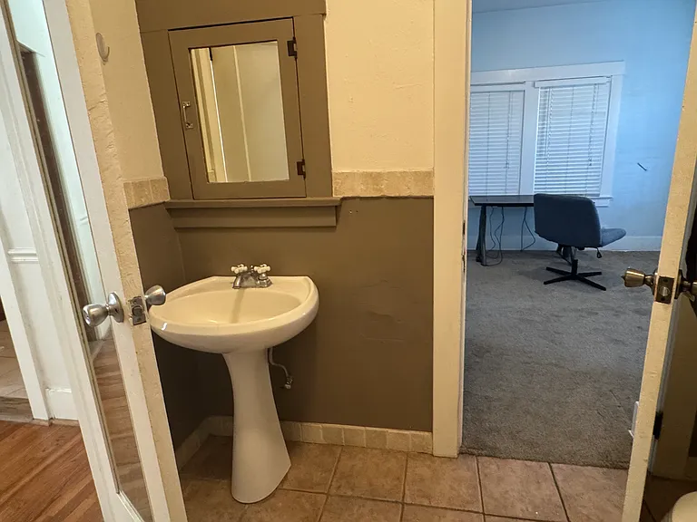 bathroom to back bedroom