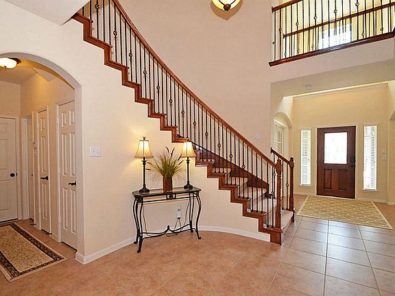 Ceramic tile entry, curved stairs with upgraded iron spindles, oil rubbed bronze fixtures.