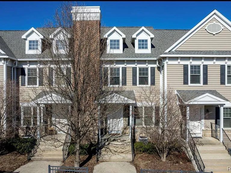 352 W Grand River Ave — Photo 13