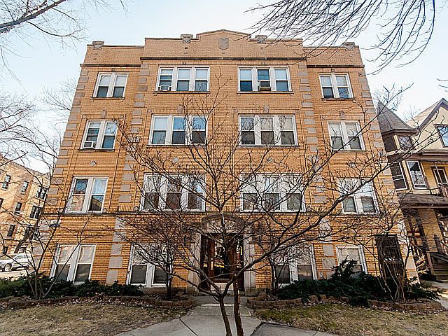 1st image of 1901 W Lunt Ave APT 1