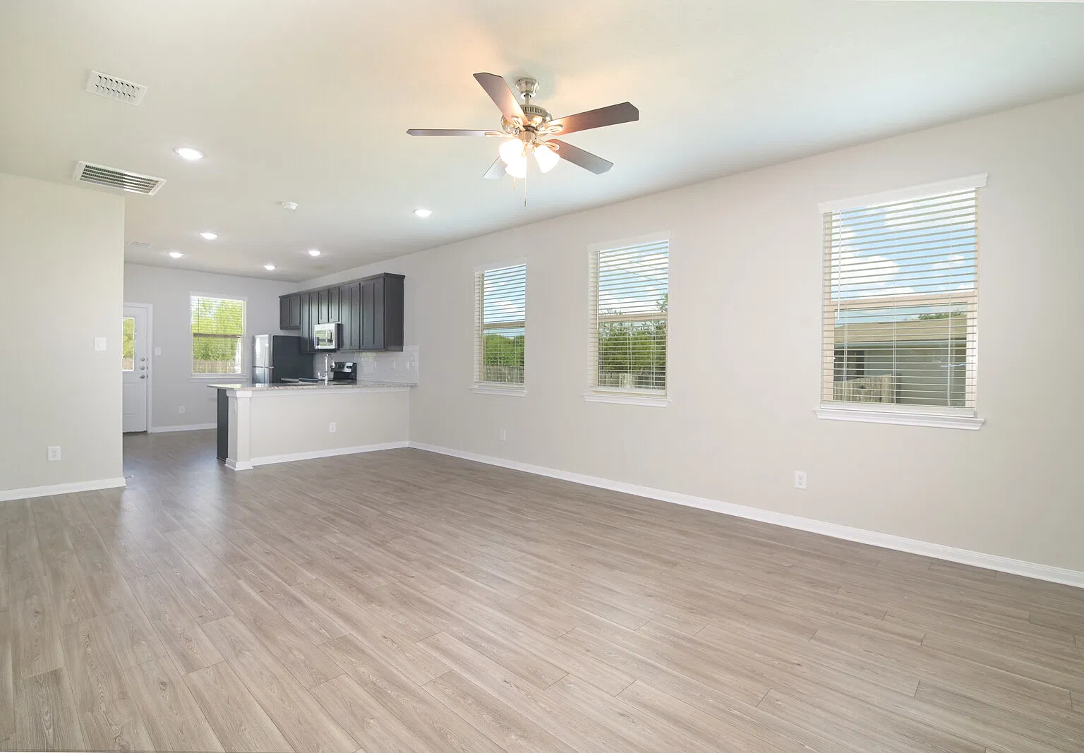 3 bed, 2.5 bath, 1595 sqft, $1,645 — Photo 4