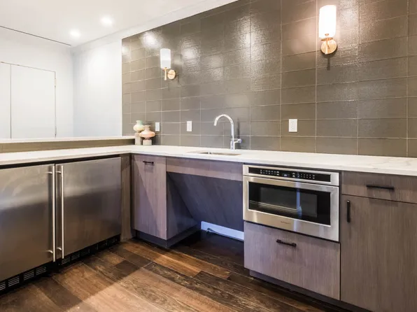 180 Riverside Boulevard image 35 of 71