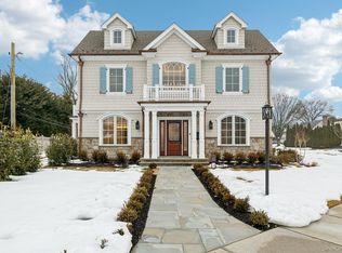 133 New Market Rd, Garden City, NY 11530