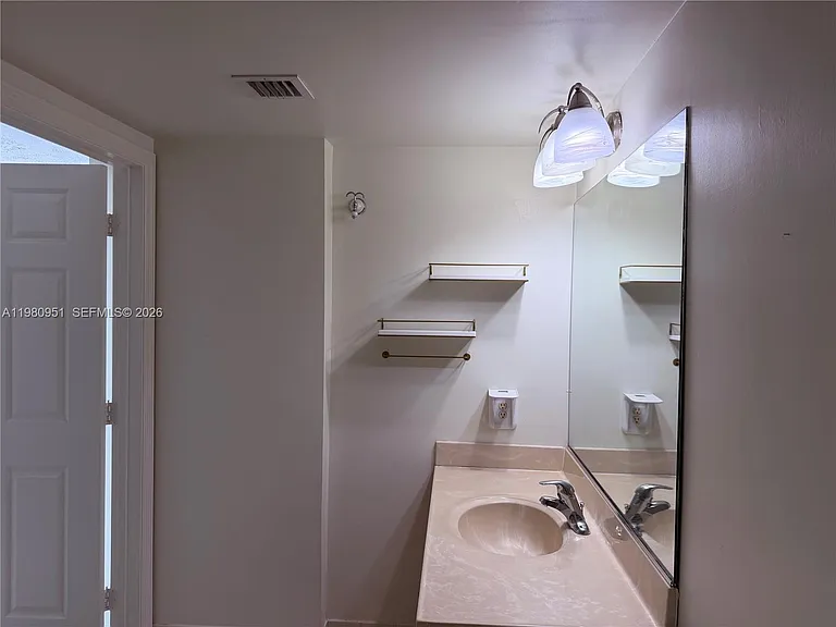 900 SW 8th St #604 — Photo 31