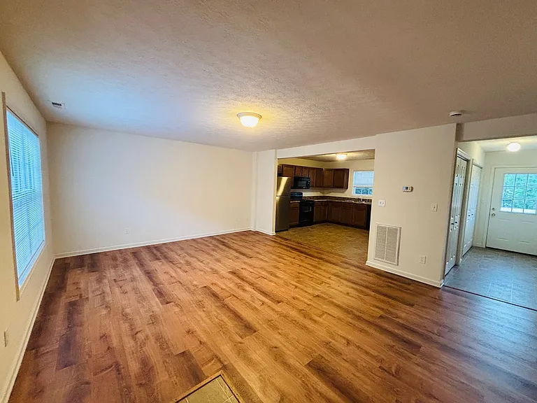 40 Station Ln NE — Photo 2