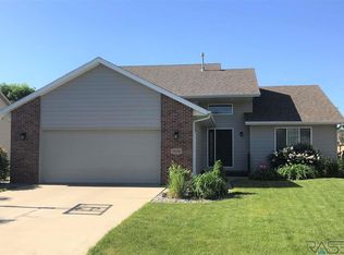1929 E 63rd St, Sioux Falls, SD 57108