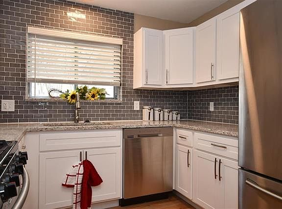 3rd image of 2685 Narraganset Dr