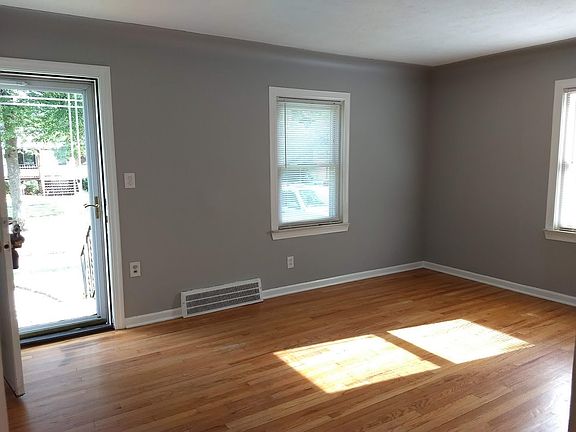 4th image of 1725 W Saratoga Ave