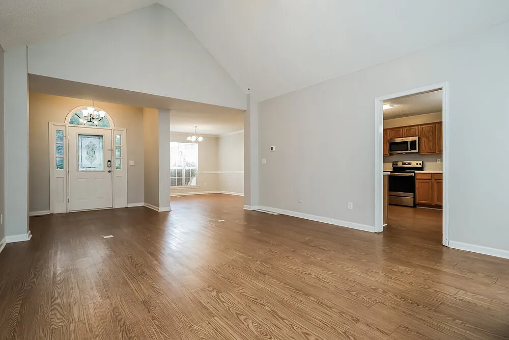 3 bed, 2.0 bath, 2714 sqft, $2,120 — Photo 4