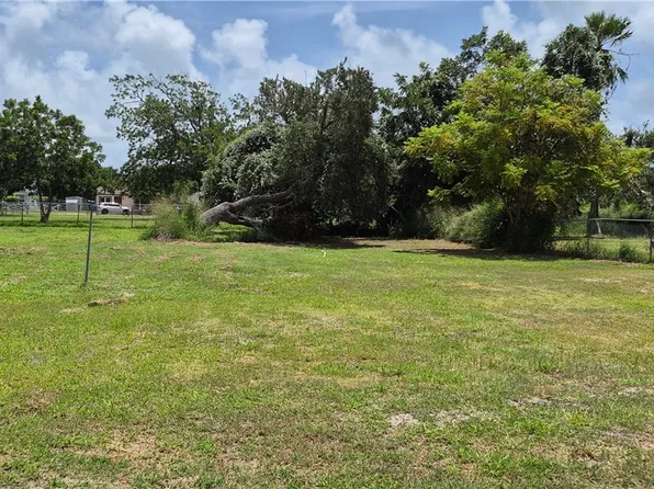 736 Young St, Rockport, TX 78382