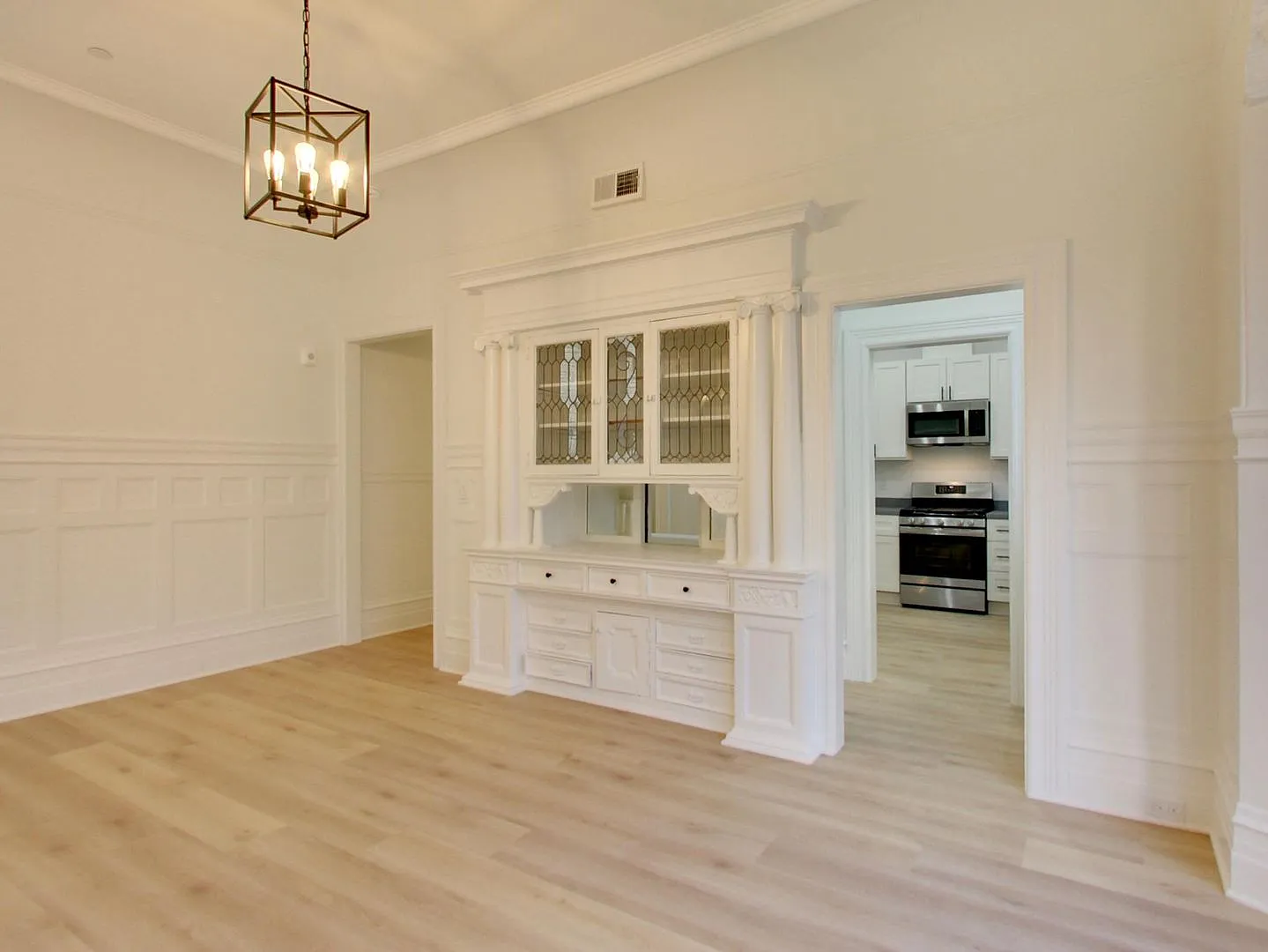 Renovated 2BR/2BA + Office Directly Across from Alamo Square Park! — Photo 3