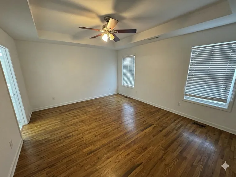 1433 E Broad St — Photo 14