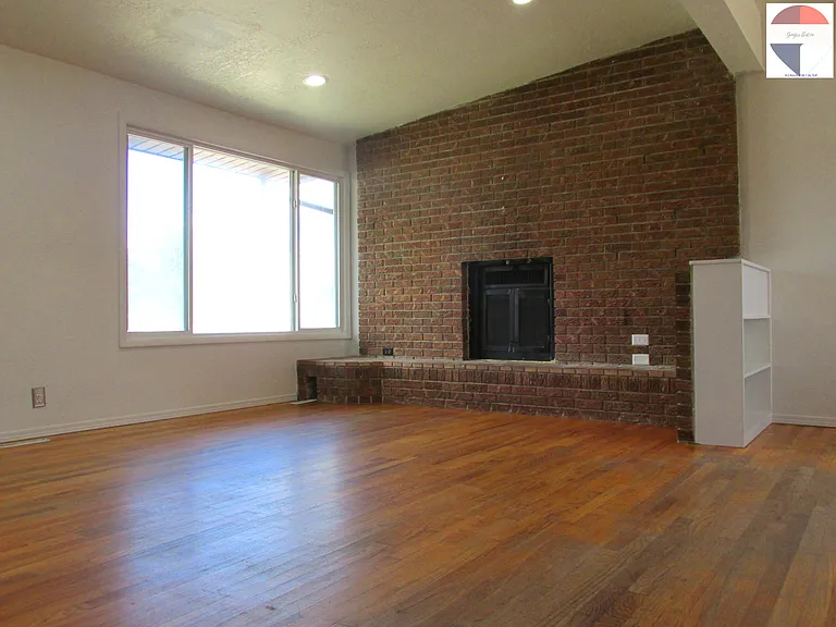 2925 Windsor Pl — Photo 2