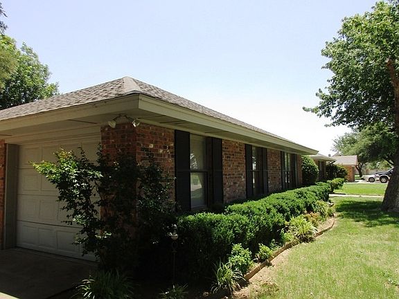 3rd image of 2833 Oaklawn Dr