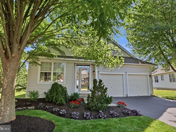 8 Tupelo Ln, Langhorne, PA 19047