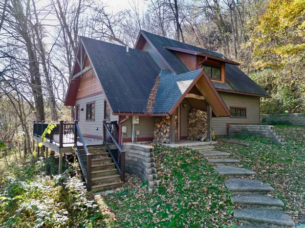 2006 S Shore Dr, Decorah, IA 52101