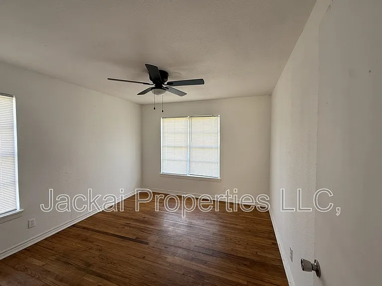 15 Macarthur Dr #B — Photo 8