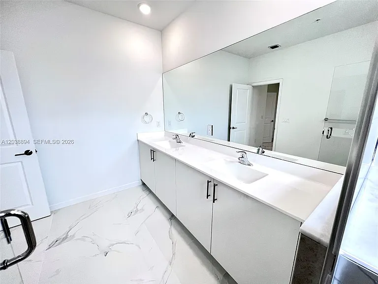15925 SW Southwest 2 Pl — Photo 11