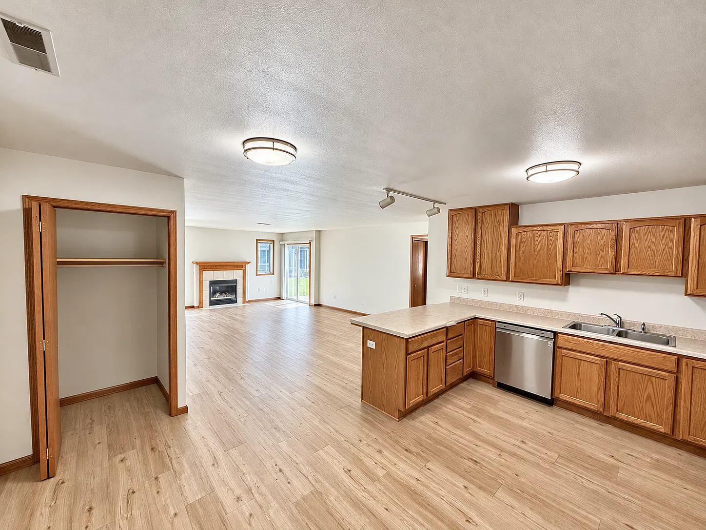 2 bed, 1250 sqft, $1,750 — Photo 3