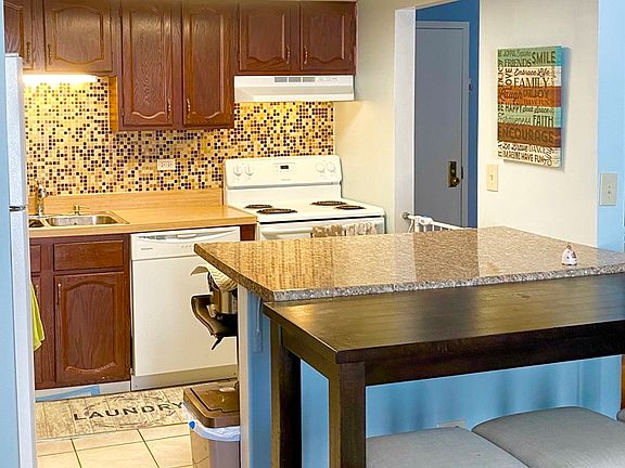 3rd image of 9078 Heathwood Dr #1L