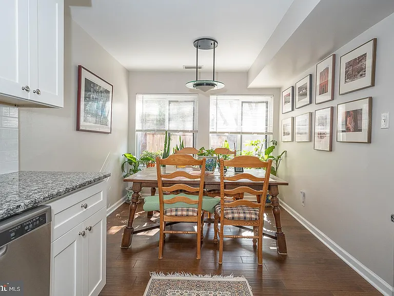 1710 Oakwood Ter #B — Photo 8